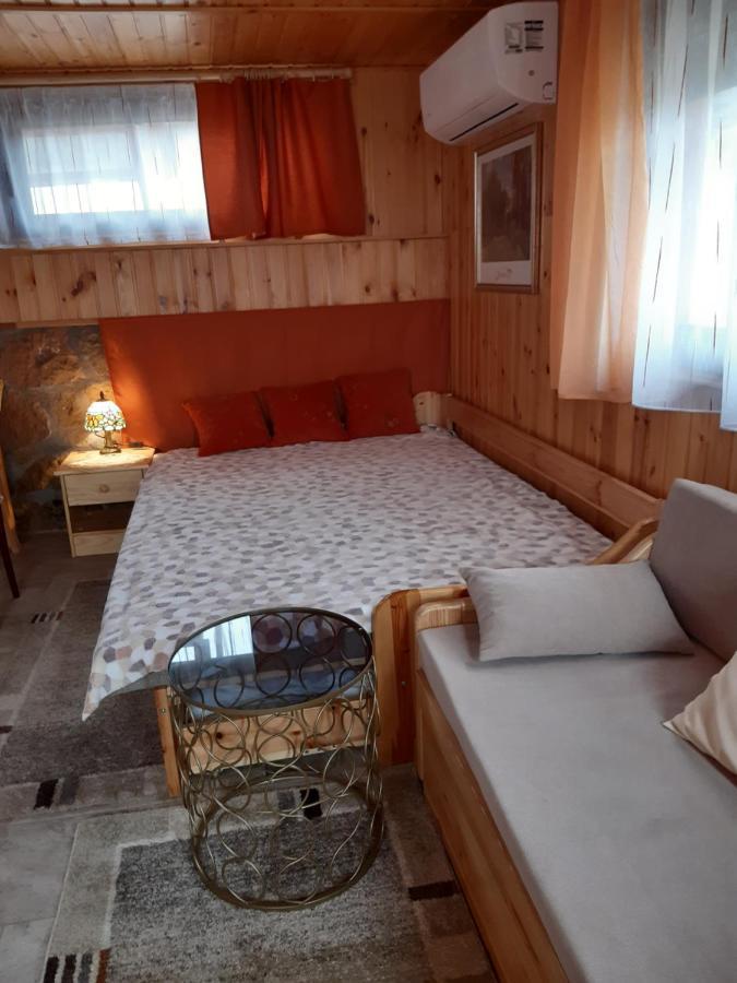Matyas Apartman Tard Exterior foto